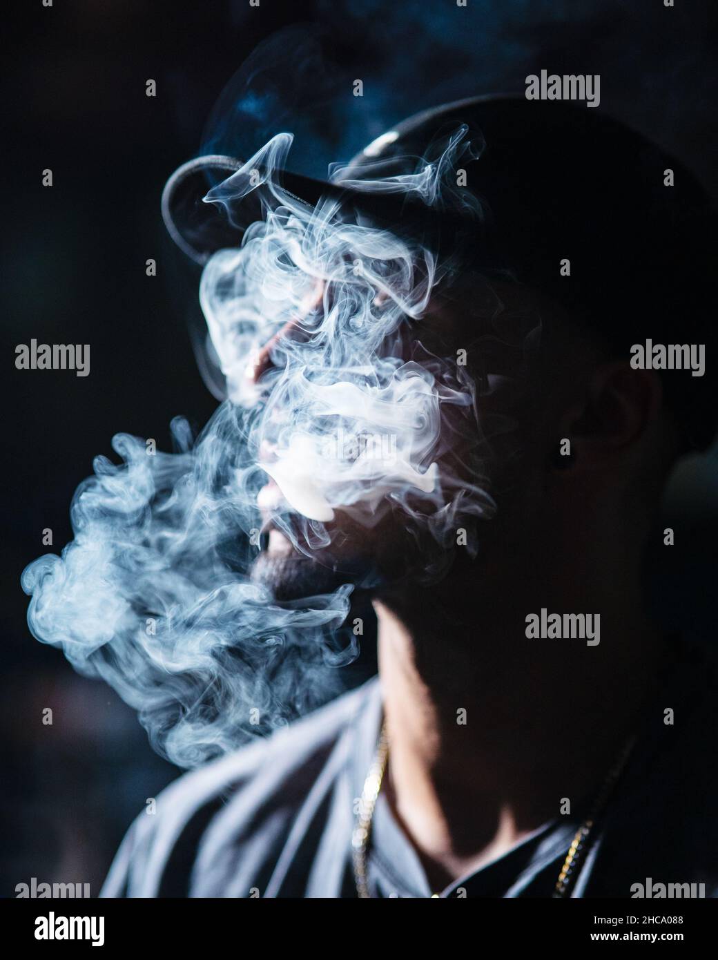 Plan vertical du visage d'un homme recouvert de fumée Banque D'Images