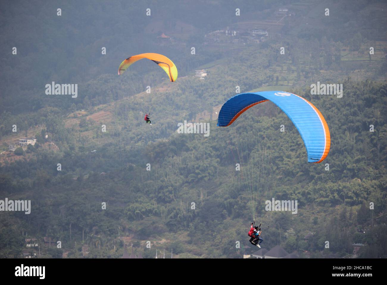 Parapente sport qui se tient chaque semaine si le temps est favorable, qui est sur l'une des montagnes à l'est de Java, Indonésie Banque D'Images