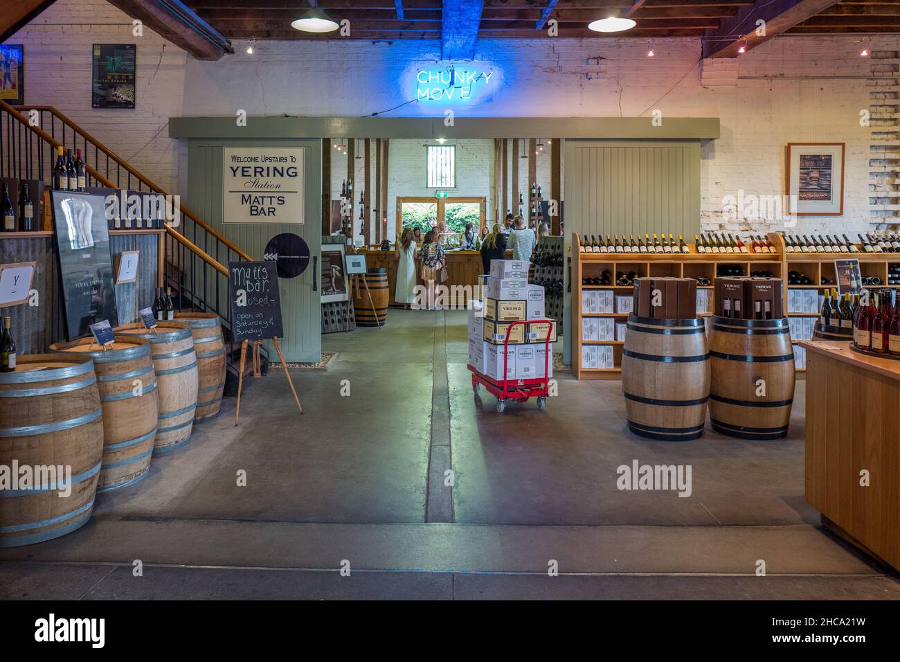 Dégustation de vins à Yering Station.Fondée en 1838, elle est la plus ancienne cave de vinification de la Yarra Valley, qui est l'une des régions viticoles les plus importantes d'Australie. Banque D'Images