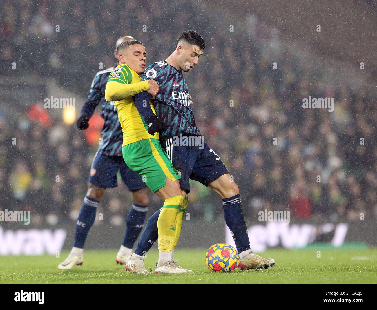 Norwich, Royaume-Uni.26th décembre 2021.Gabriel Martinelli d'Arsenal est soumis à la pression de Max Aarons de Norwich City lors du match de première ligue entre Norwich City et Arsenal sur Carrow Road le 26th 2021 décembre à Norwich, en Angleterre.(Photo par Mick Kearns/phcimages.com) crédit: Images de la SSP/Alamy Live News Banque D'Images