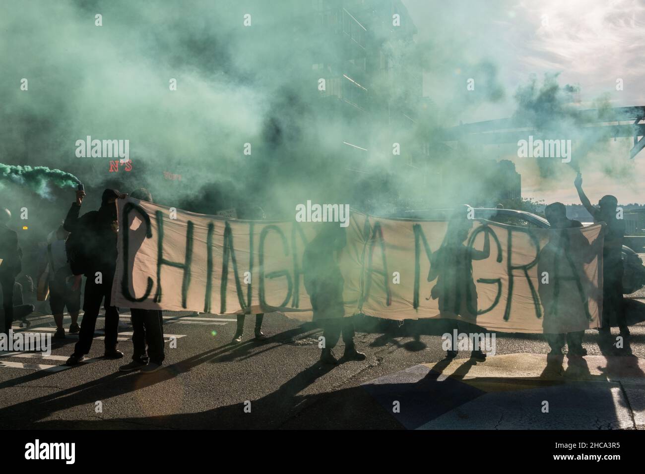 Seattle, États-Unis.25th septembre 2021.Tard dans la journée, les manifestants ont lancé des grenades de fumée à la marche anti-glace de Chinga la Migra. Banque D'Images