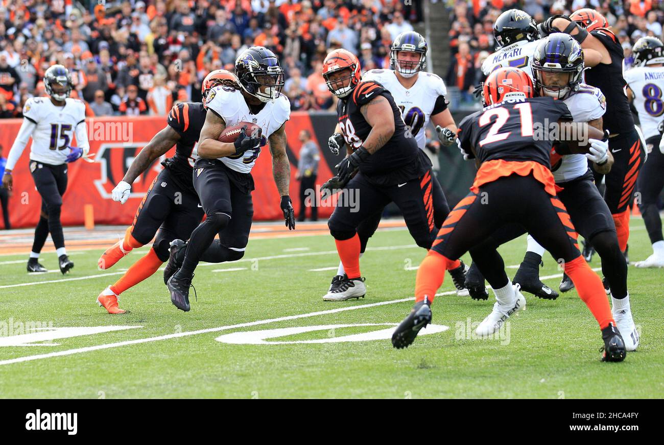 Cincinnati, Ohio, États-Unis.26th décembre 2021.Les Bengals de Cincinnati qui ont fait marche arrière Denvonta Freeman (33) lors du match de football de la NFL entre Baltimore Ravens et les Bengals de Cincinnati au stade Paul Brown de Cincinnati, Ohio.JP Waldron/Cal Sport Media/Alamy Live News Banque D'Images