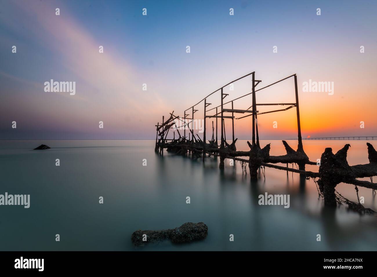 Silhouette d'une structure abandonnée sur la plage sur un fond ciel lumineux au coucher du soleil au Koweït Banque D'Images