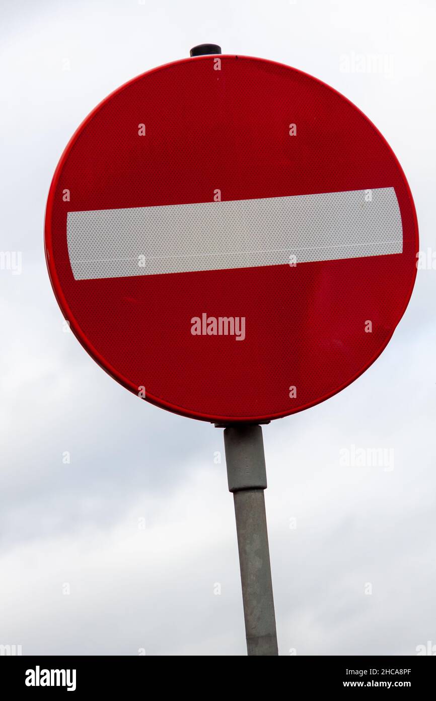 Ne pas entrer dans le panneau de signalisation au-dessus du ciel bleu clair Banque D'Images