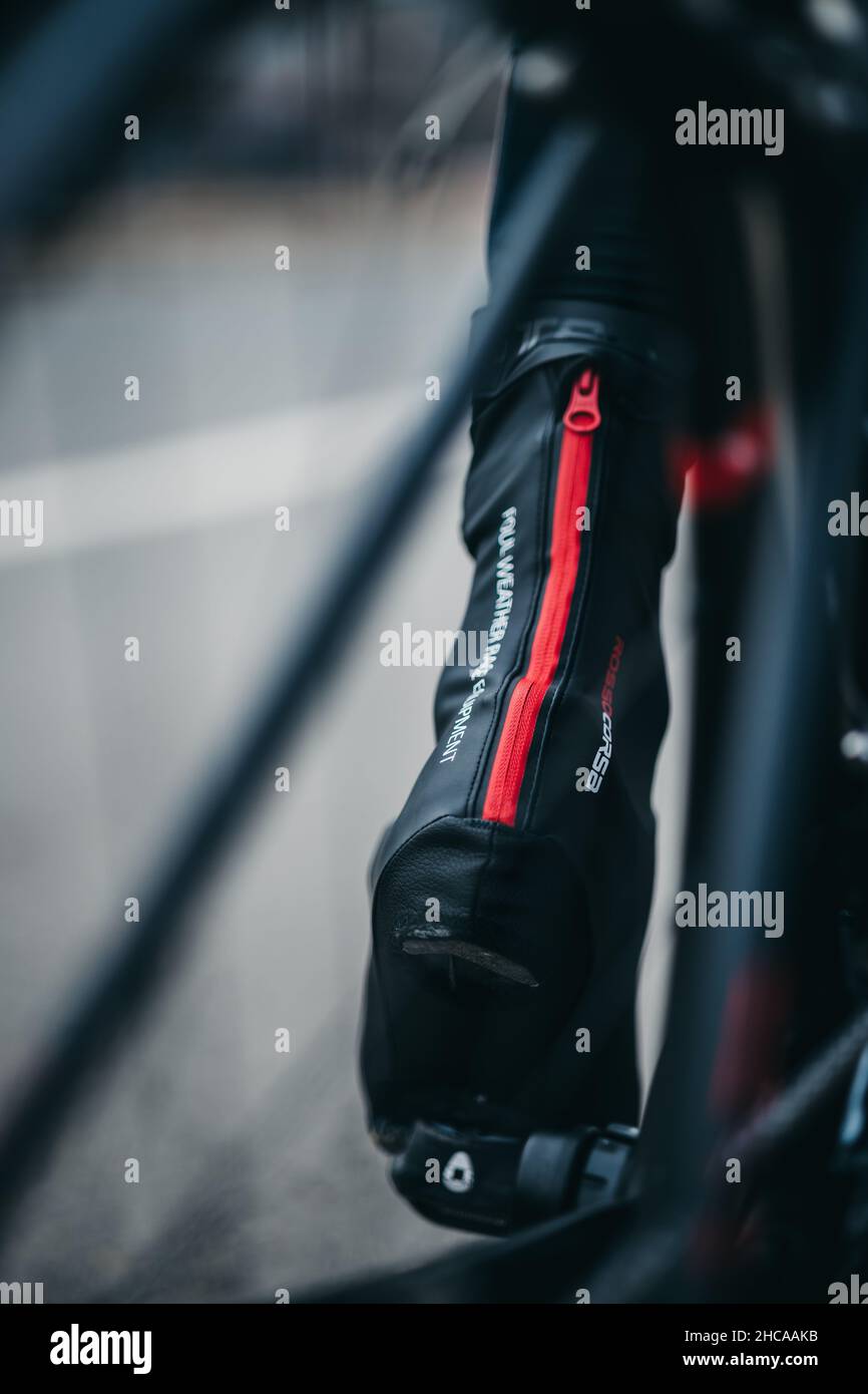 Gros plan sur les surchaussures de cyclisme d'hiver Castelli RossoCorsa Banque D'Images