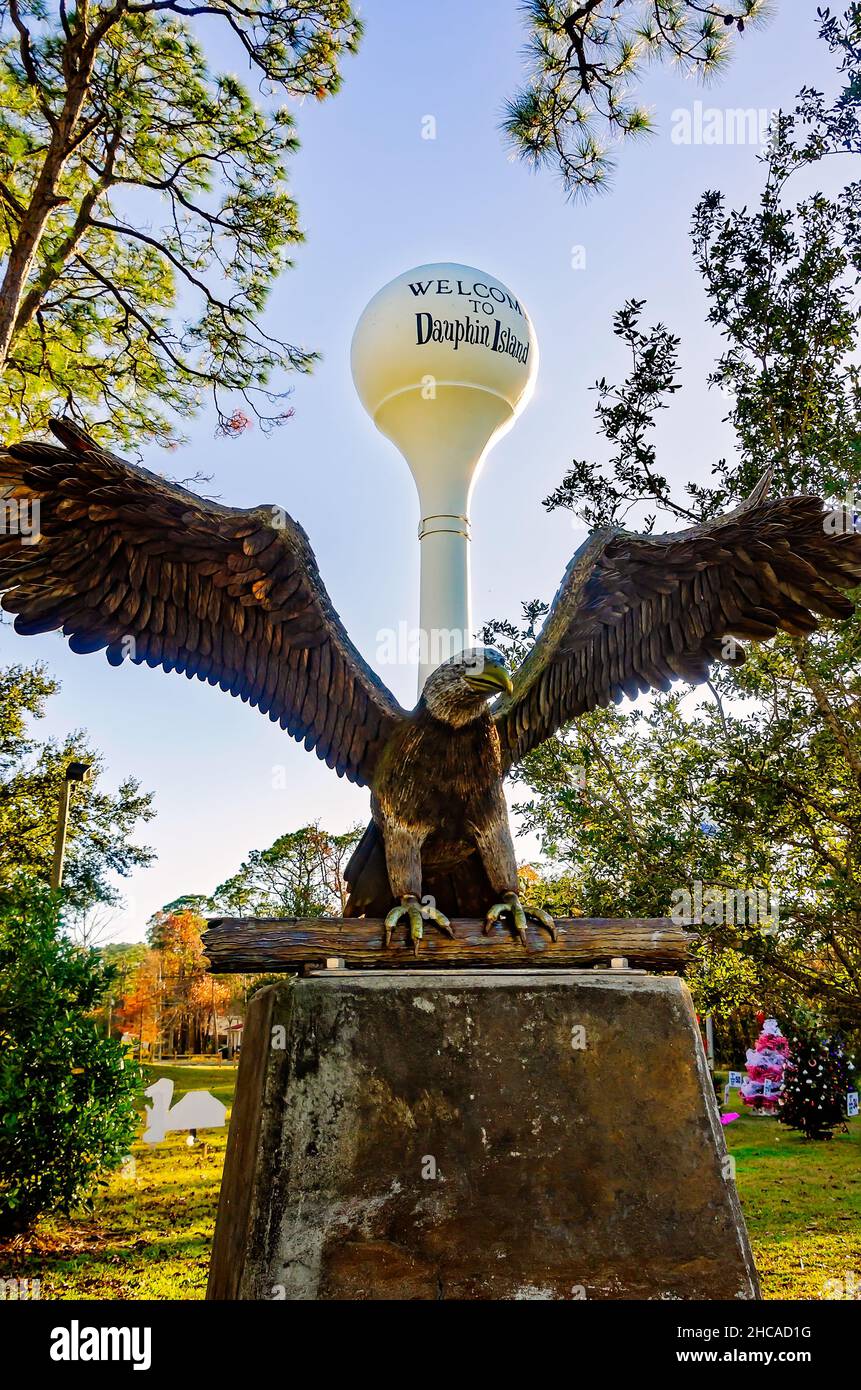 Une statue d'aigle rend hommage aux anciens combattants à Water Tower Plaza, le 24 décembre 2021, à Dauphin Island, Alabama. Banque D'Images