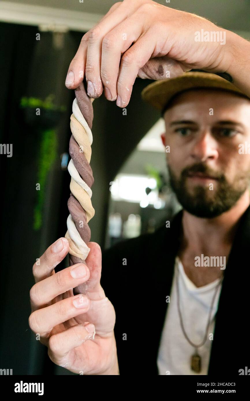 Cape Town, Afrique du Sud - 19 avril 2021 : atelier de construction d'équipes pour les coiffeurs qui font des sculptures en argile de styles de cheveux sur mannequin Banque D'Images