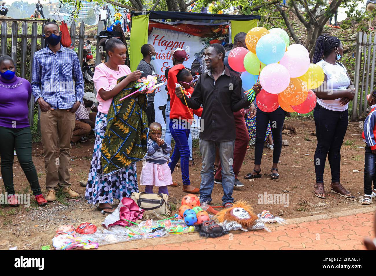 Nairobi, Kenya.25th décembre 2021.Un fournisseur qui vend des ballons aux familles le jour de Noël.Pendant de nombreuses années, les Kenyans vivant à Nairobi et ses environs passent le jour de Noël dans les parcs d'Uhuru et Central.Toutefois, ce n'est pas le cas cette année, car les deux parcs restent fermés pour rénovations.Cela ne les a pas empêcher de profiter de la journée dans de petits espaces disponibles.Crédit : SOPA Images Limited/Alamy Live News Banque D'Images