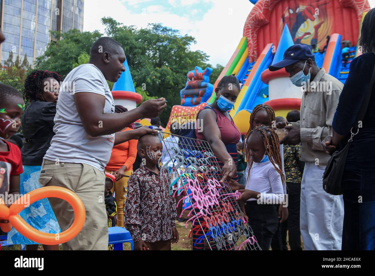 Nairobi, Kenya.25th décembre 2021.Un fournisseur vendant des ombres aux enfants le jour de Noël.Pendant de nombreuses années, les Kenyans vivant à Nairobi et ses environs passent le jour de Noël dans les parcs d'Uhuru et Central.Toutefois, ce n'est pas le cas cette année, car les deux parcs restent fermés pour rénovations.Cela ne les a pas empêcher de profiter de la journée dans de petits espaces disponibles.Crédit : SOPA Images Limited/Alamy Live News Banque D'Images