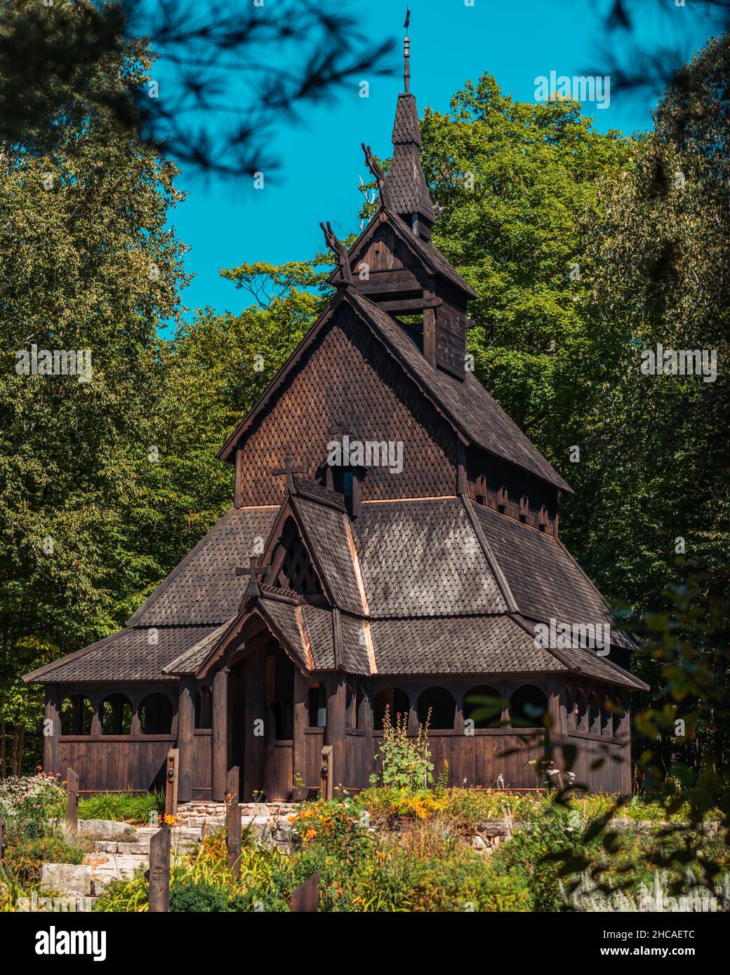 Plan vertical du temple dans la forêt. Wisconsin. Banque D'Images