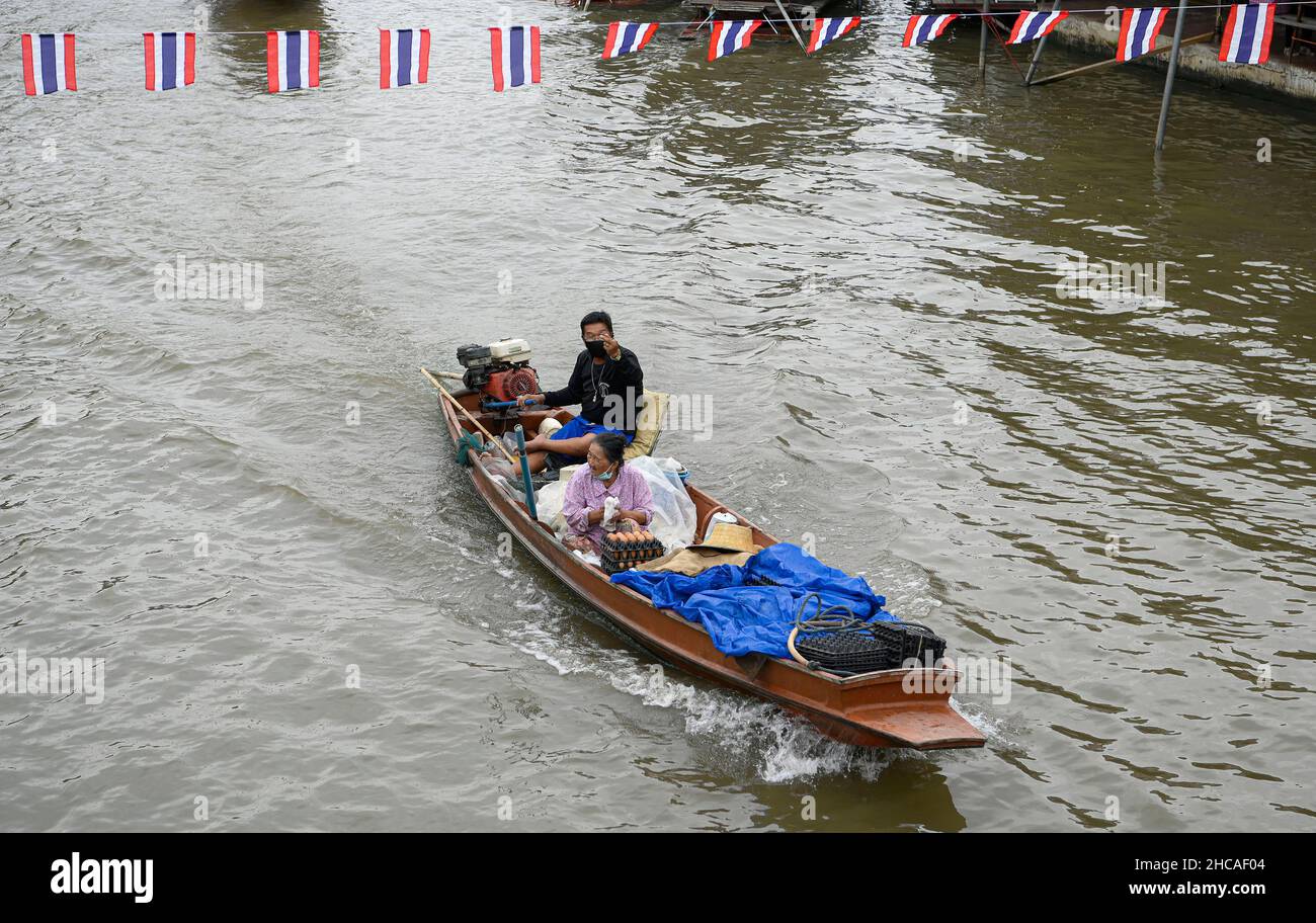 Amphawa, Thaïlande.26th décembre 2021.Une vue générale des bateaux à longue queue sur le marché flottant d'Amphawa environ 90km au sud-ouest de Bangkok, dans la province de Samut Songkhram, ouvert sur Fridayís, Saturnyís et Sundayís.Les bateaux motorisés à longue queue offrent aux touristes des promenades en bateau à travers une série de klongs (canaux), et une foule de voies d'eau avec des boutiques vendant une variété de bonbons thaïlandais, poissons séchés et herbes, de nombreux restaurants offrent également des plats de soupe de nouilles et des jus de fruits exotiques.Les communautés du marché flottant sont considérées comme un patrimoine culturel thaïlandais précieux.Crédit : SOPA Images Limited/Alamy Live News Banque D'Images