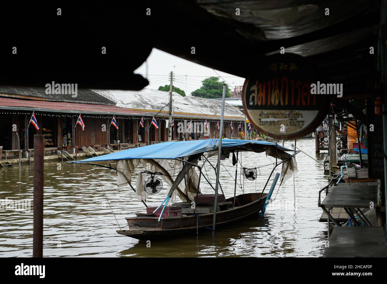 Amphawa, Thaïlande.26th décembre 2021.Une vue générale d'un bateau sampan au marché flottant d'Amphawa environ 90km au sud-ouest de Bangkok, dans la province de Samut Songkhram, ouvert sur Fridayís, Saturday ís et Sundayís.Les bateaux motorisés à longue queue offrent aux touristes des promenades en bateau à travers une série de klongs (canaux), et une foule de voies d'eau avec des boutiques vendant une variété de bonbons thaïlandais, poissons séchés et herbes, de nombreux restaurants offrent également des plats de soupe de nouilles et des jus de fruits exotiques.Les communautés du marché flottant sont considérées comme un patrimoine culturel thaïlandais précieux.Crédit : SOPA Images Limited/Alamy Live News Banque D'Images