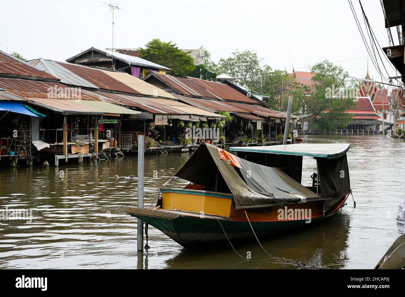 Amphawa, Thaïlande.26th décembre 2021.Une vue générale d'un bateau sampan au marché flottant d'Amphawa environ 90km au sud-ouest de Bangkok, dans la province de Samut Songkhram, ouvert sur Fridayís, Saturday ís et Sundayís.Les bateaux motorisés à longue queue offrent aux touristes des promenades en bateau à travers une série de klongs (canaux), et une foule de voies d'eau avec des boutiques vendant une variété de bonbons thaïlandais, poissons séchés et herbes, de nombreux restaurants offrent également des plats de soupe de nouilles et des jus de fruits exotiques.Les communautés du marché flottant sont considérées comme un patrimoine culturel thaïlandais précieux.Crédit : SOPA Images Limited/Alamy Live News Banque D'Images