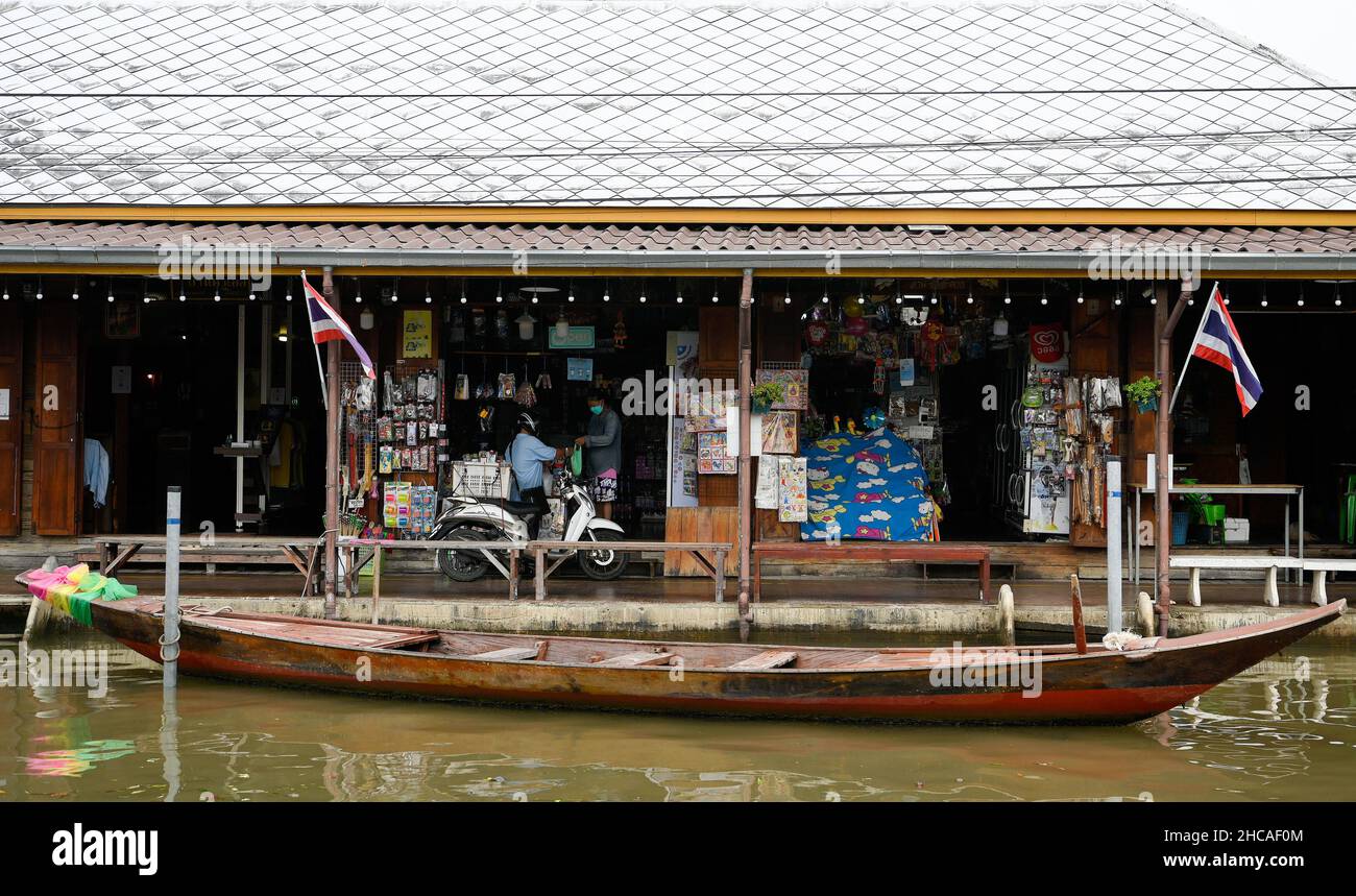 Amphawa, Thaïlande.26th décembre 2021.Une vue générale d'un bateau sampan au marché flottant d'Amphawa environ 90km au sud-ouest de Bangkok, dans la province de Samut Songkhram, ouvert sur Fridayís, Saturday ís et Sundayís.Les bateaux motorisés à longue queue offrent aux touristes des promenades en bateau à travers une série de klongs (canaux), et une foule de voies d'eau avec des boutiques vendant une variété de bonbons thaïlandais, poissons séchés et herbes, de nombreux restaurants offrent également des plats de soupe de nouilles et des jus de fruits exotiques.Les communautés du marché flottant sont considérées comme un patrimoine culturel thaïlandais précieux.Crédit : SOPA Images Limited/Alamy Live News Banque D'Images