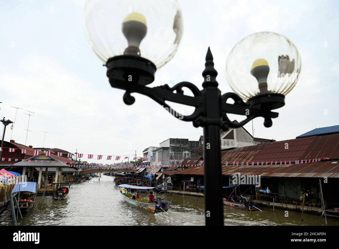 Amphawa, Thaïlande.26th décembre 2021.Une vue générale d'un bateau à longue queue au marché flottant d'Amphawa, à environ 90km au sud-ouest de Bangkok, dans la province de Samut Songkhram, ouvert sur Fridayís, Saturday ís et Sundayís.Les bateaux motorisés à longue queue offrent aux touristes des promenades en bateau à travers une série de klongs (canaux), et une foule de voies d'eau avec des boutiques vendant une variété de bonbons thaïlandais, poissons séchés et herbes, de nombreux restaurants offrent également des plats de soupe de nouilles et des jus de fruits exotiques.Les communautés du marché flottant sont considérées comme un patrimoine culturel thaïlandais précieux.Crédit : SOPA Images Limited/Alamy Live News Banque D'Images