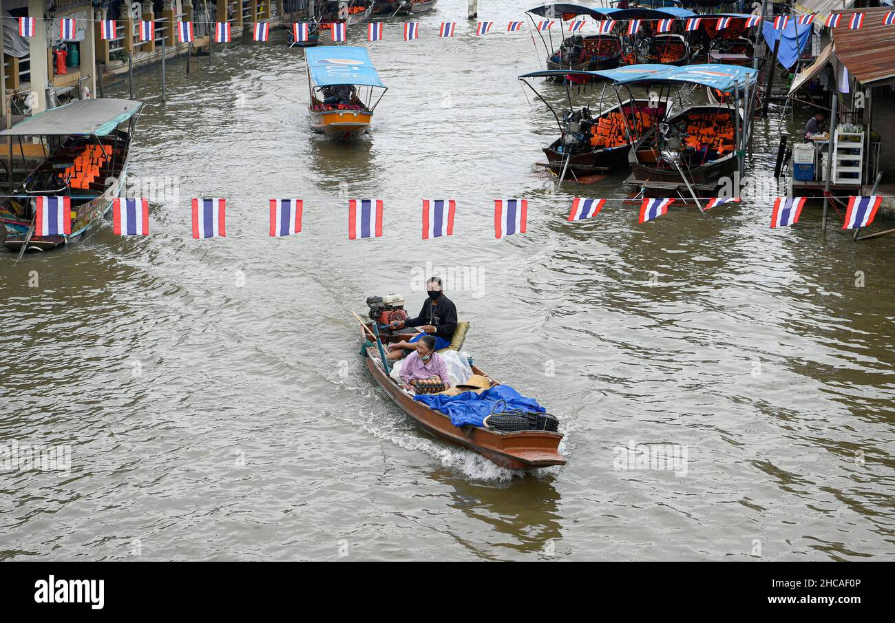 Amphawa, Thaïlande.26th décembre 2021.Une vue générale d'un bateau motorisé au marché flottant d'Amphawa environ 90km au sud-ouest de Bangkok, dans la province de Samut Songkhram, ouvert sur Fridayís, Saturnyís et Sundayís.Les bateaux motorisés à longue queue offrent aux touristes des promenades en bateau à travers une série de klongs (canaux), et une foule de voies d'eau avec des boutiques vendant une variété de bonbons thaïlandais, poissons séchés et herbes, de nombreux restaurants offrent également des plats de soupe de nouilles et des jus de fruits exotiques.Les communautés du marché flottant sont considérées comme un patrimoine culturel thaïlandais précieux.Crédit : SOPA Images Limited/Alamy Live News Banque D'Images
