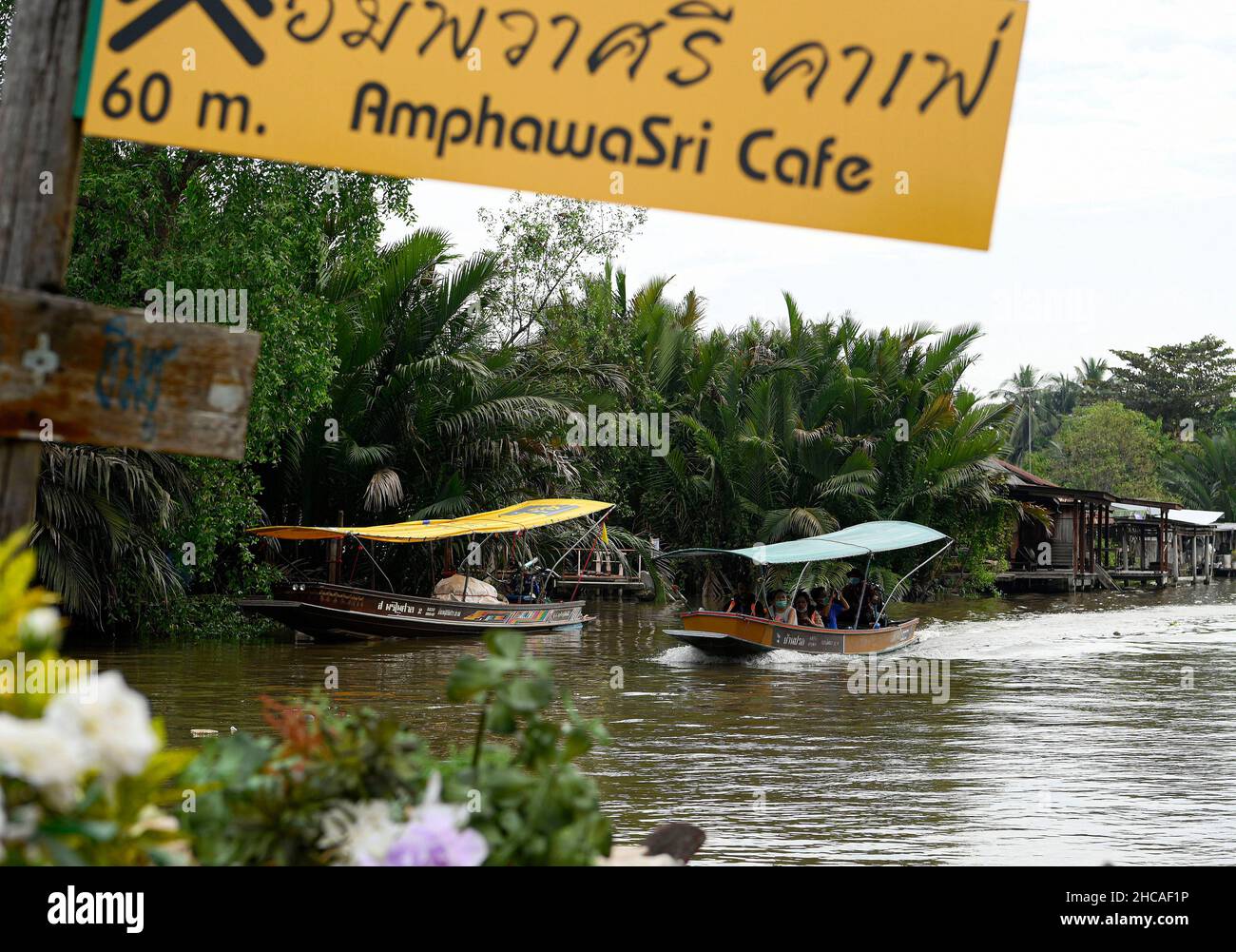 Amphawa, Thaïlande.26th décembre 2021.Une vue générale d'un bateau à longue queue au marché flottant d'Amphawa, à environ 90km au sud-ouest de Bangkok, dans la province de Samut Songkhram, ouvert sur Fridayís, Saturday ís et Sundayís.Les bateaux motorisés à longue queue offrent aux touristes des promenades en bateau à travers une série de klongs (canaux), et une foule de voies d'eau avec des boutiques vendant une variété de bonbons thaïlandais, poissons séchés et herbes, de nombreux restaurants offrent également des plats de soupe de nouilles et des jus de fruits exotiques.Les communautés du marché flottant sont considérées comme un patrimoine culturel thaïlandais précieux.Crédit : SOPA Images Limited/Alamy Live News Banque D'Images