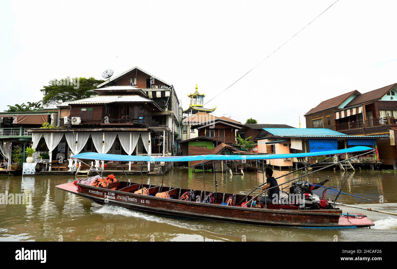 Amphawa, Thaïlande.26th décembre 2021.Une vue générale d'un bateau à longue queue au marché flottant d'Amphawa, à environ 90km au sud-ouest de Bangkok, dans la province de Samut Songkhram, ouvert sur Fridayís, Saturday ís et Sundayís.Les bateaux motorisés à longue queue offrent aux touristes des promenades en bateau à travers une série de klongs (canaux), et une foule de voies d'eau avec des boutiques vendant une variété de bonbons thaïlandais, poissons séchés et herbes, de nombreux restaurants offrent également des plats de soupe de nouilles et des jus de fruits exotiques.Les communautés du marché flottant sont considérées comme un patrimoine culturel thaïlandais précieux.Crédit : SOPA Images Limited/Alamy Live News Banque D'Images