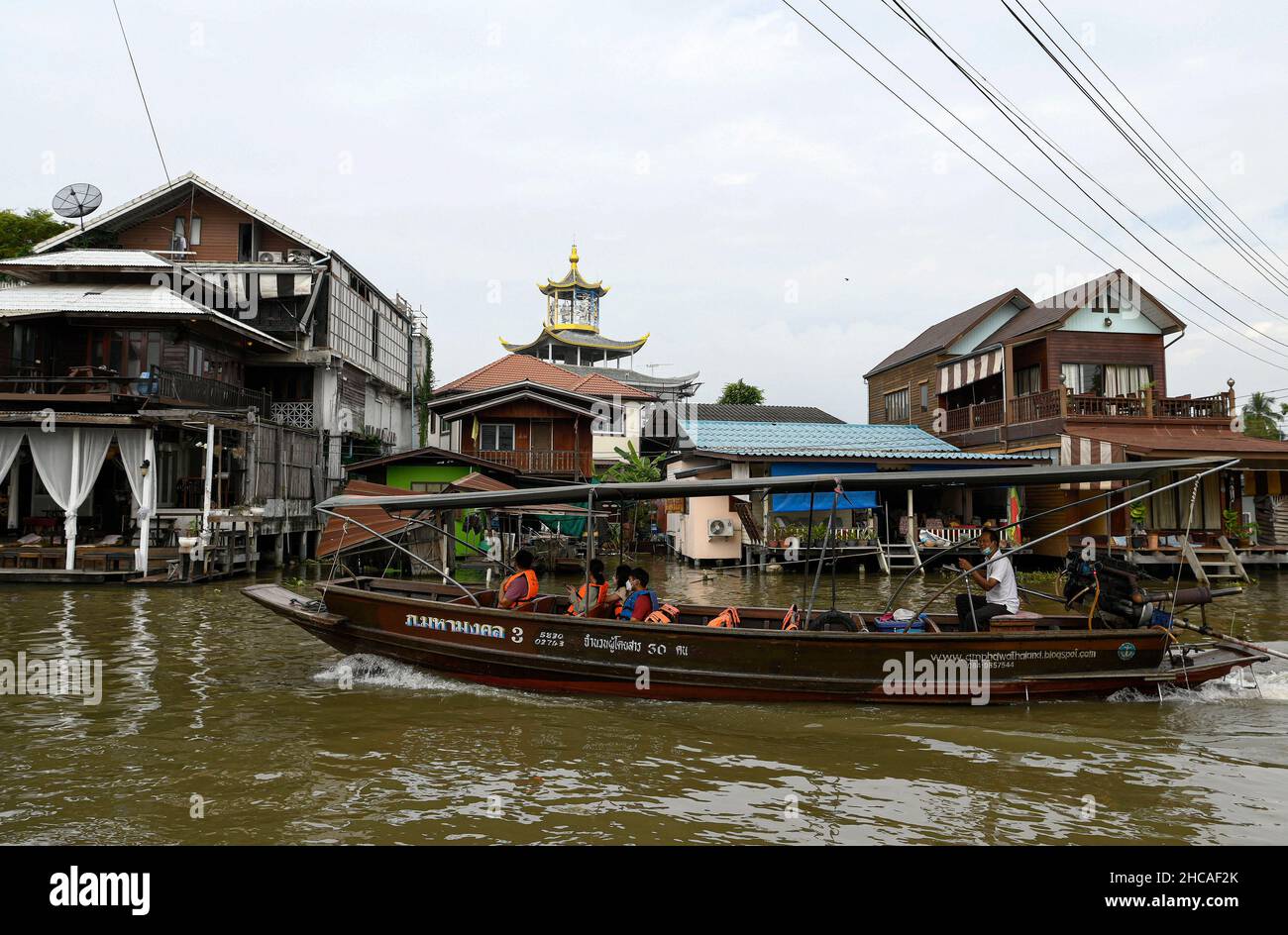 Amphawa, Thaïlande.26th décembre 2021.Une vue générale d'un bateau à longue queue au marché flottant d'Amphawa, à environ 90km au sud-ouest de Bangkok, dans la province de Samut Songkhram, ouvert sur Fridayís, Saturday ís et Sundayís.Les bateaux motorisés à longue queue offrent aux touristes des promenades en bateau à travers une série de klongs (canaux), et une foule de voies d'eau avec des boutiques vendant une variété de bonbons thaïlandais, poissons séchés et herbes, de nombreux restaurants offrent également des plats de soupe de nouilles et des jus de fruits exotiques.Les communautés du marché flottant sont considérées comme un patrimoine culturel thaïlandais précieux.Crédit : SOPA Images Limited/Alamy Live News Banque D'Images