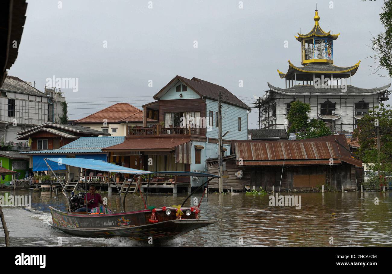 Amphawa, Thaïlande.26th décembre 2021.Une vue générale d'un bateau à longue queue au marché flottant d'Amphawa, à environ 90km au sud-ouest de Bangkok, dans la province de Samut Songkhram, ouvert sur Fridayís, Saturday ís et Sundayís.Les bateaux motorisés à longue queue offrent aux touristes des promenades en bateau à travers une série de klongs (canaux), et une foule de voies d'eau avec des boutiques vendant une variété de bonbons thaïlandais, poissons séchés et herbes, de nombreux restaurants offrent également des plats de soupe de nouilles et des jus de fruits exotiques.Les communautés du marché flottant sont considérées comme un patrimoine culturel thaïlandais précieux.Crédit : SOPA Images Limited/Alamy Live News Banque D'Images