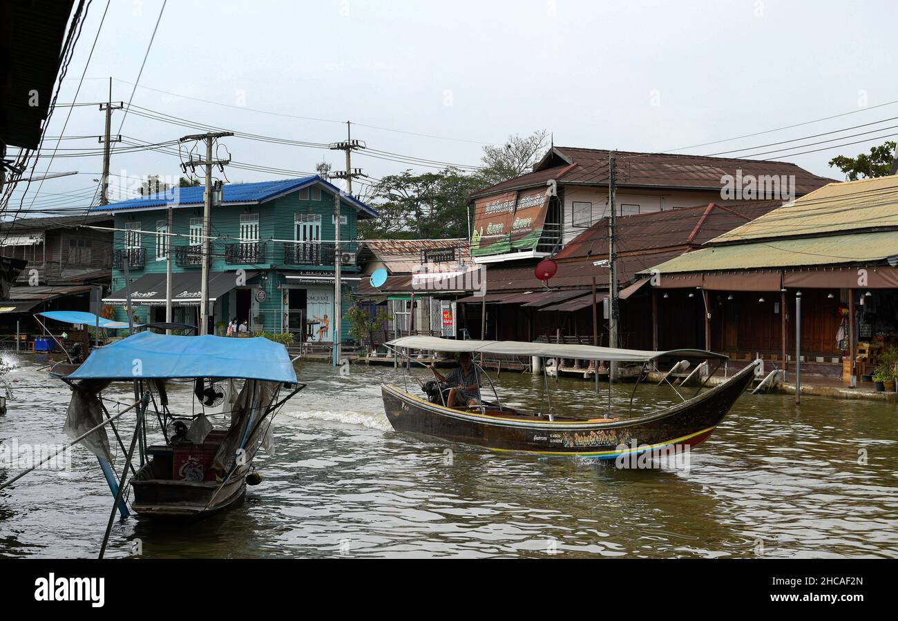 Amphawa, Thaïlande.26th décembre 2021.Une vue générale d'un bateau à longue queue au marché flottant d'Amphawa, à environ 90km au sud-ouest de Bangkok, dans la province de Samut Songkhram, ouvert sur Fridayís, Saturday ís et Sundayís.Les bateaux motorisés à longue queue offrent aux touristes des promenades en bateau à travers une série de klongs (canaux), et une foule de voies d'eau avec des boutiques vendant une variété de bonbons thaïlandais, poissons séchés et herbes, de nombreux restaurants offrent également des plats de soupe de nouilles et des jus de fruits exotiques.Les communautés du marché flottant sont considérées comme un patrimoine culturel thaïlandais précieux.Crédit : SOPA Images Limited/Alamy Live News Banque D'Images