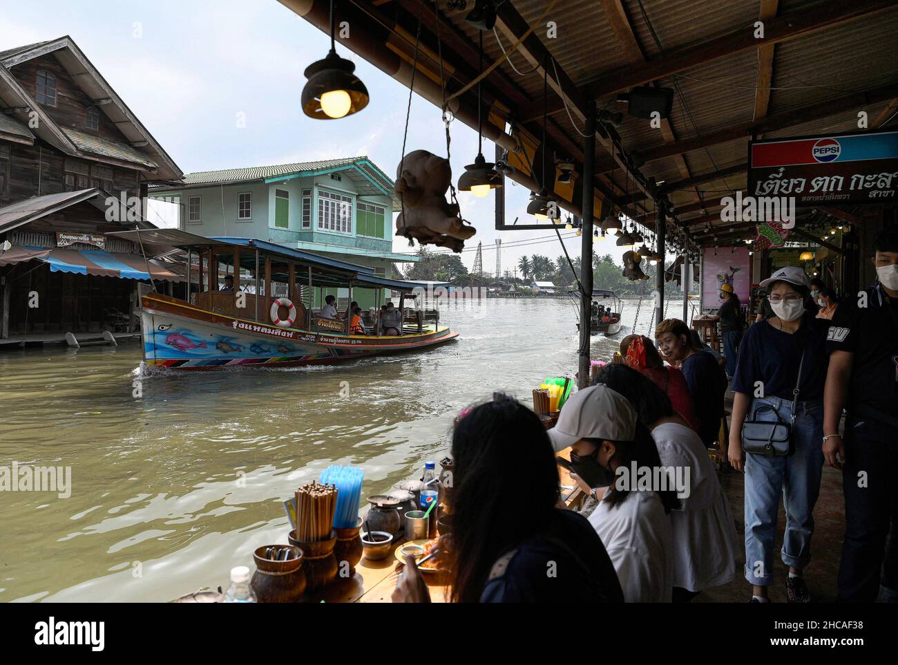 Amphawa, Thaïlande.26th décembre 2021.Une vue générale d'un bateau à longue queue au marché flottant d'Amphawa, à environ 90km au sud-ouest de Bangkok, dans la province de Samut Songkhram, ouvert sur Fridayís, Saturday ís et Sundayís.Les bateaux motorisés à longue queue offrent aux touristes des promenades en bateau à travers une série de klongs (canaux), et une foule de voies d'eau avec des boutiques vendant une variété de bonbons thaïlandais, poissons séchés et herbes, de nombreux restaurants offrent également des plats de soupe de nouilles et des jus de fruits exotiques.Les communautés du marché flottant sont considérées comme un patrimoine culturel thaïlandais précieux.Crédit : SOPA Images Limited/Alamy Live News Banque D'Images