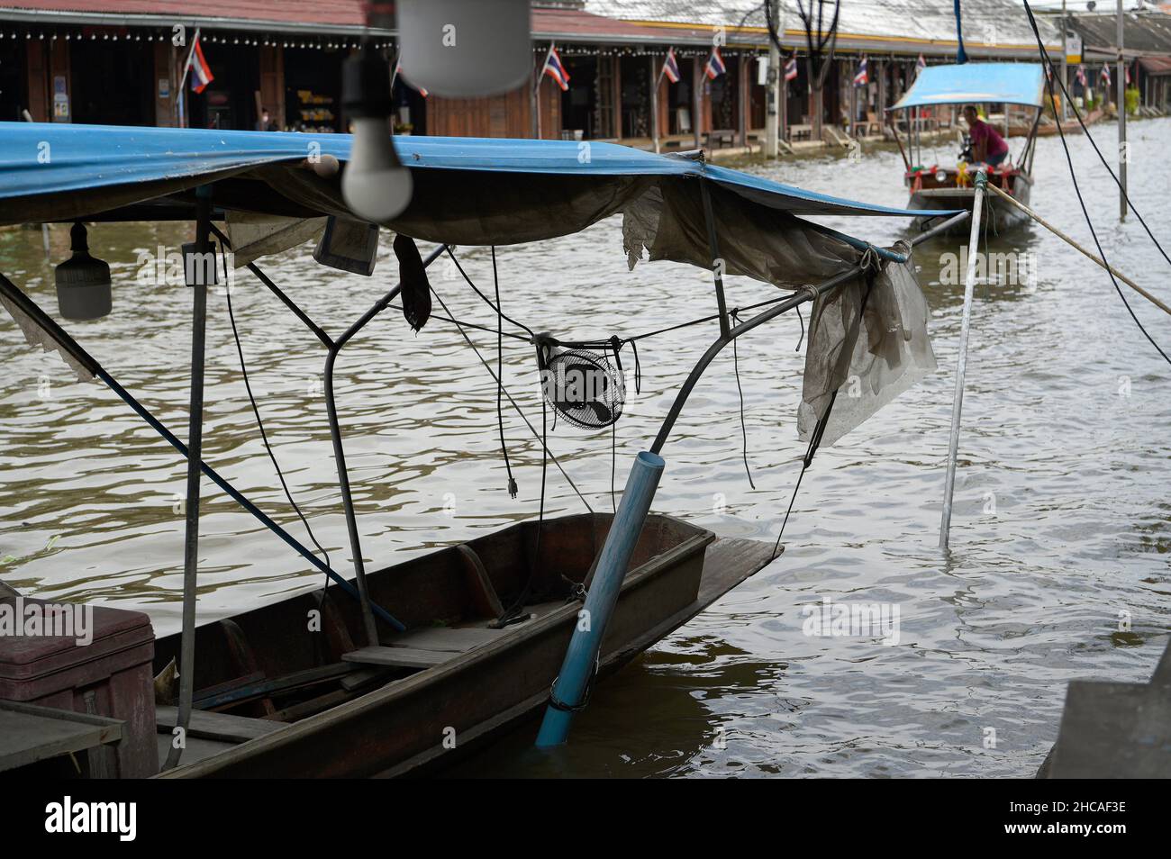 Amphawa, Thaïlande.26th décembre 2021.Une vue générale d'un bateau de sanpam au marché flottant d'Amphawa environ 90km au sud-ouest de Bangkok, dans la province de Samut Songkhram, ouvert sur Fridayís, Saturdayís et Sundayís.Les bateaux motorisés à longue queue offrent aux touristes des promenades en bateau à travers une série de klongs (canaux), et une foule de voies d'eau avec des boutiques vendant une variété de bonbons thaïlandais, poissons séchés et herbes, de nombreux restaurants offrent également des plats de soupe de nouilles et des jus de fruits exotiques.Les communautés du marché flottant sont considérées comme un patrimoine culturel thaïlandais précieux.Crédit : SOPA Images Limited/Alamy Live News Banque D'Images