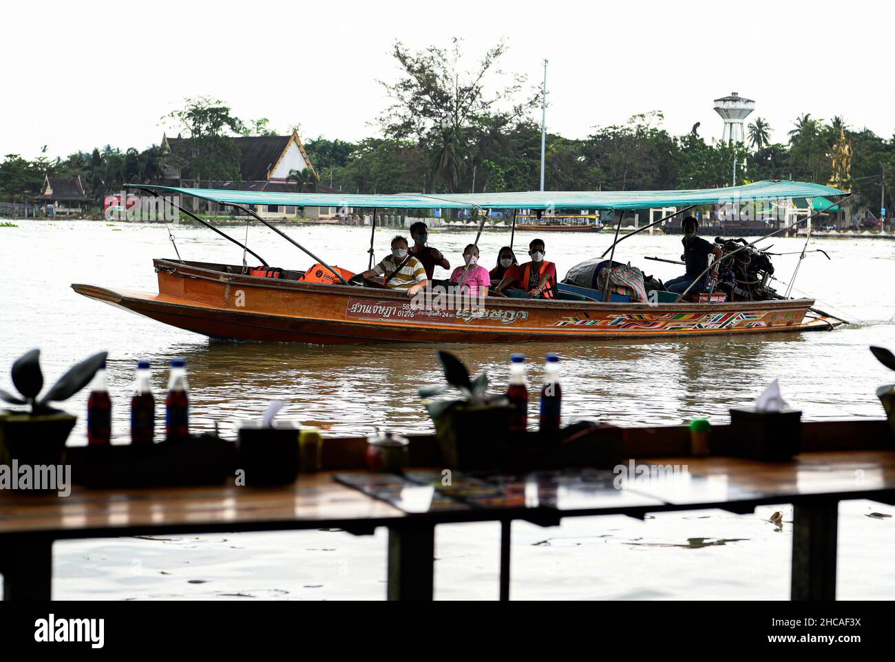 Amphawa, Thaïlande.26th décembre 2021.Une vue générale d'un bateau à longue queue au marché flottant d'Amphawa, à environ 90km au sud-ouest de Bangkok, dans la province de Samut Songkhram, ouvert sur Fridayís, Saturday ís et Sundayís.Les bateaux motorisés à longue queue offrent aux touristes des promenades en bateau à travers une série de klongs (canaux), et une foule de voies d'eau avec des boutiques vendant une variété de bonbons thaïlandais, poissons séchés et herbes, de nombreux restaurants offrent également des plats de soupe de nouilles et des jus de fruits exotiques.Les communautés du marché flottant sont considérées comme un patrimoine culturel thaïlandais précieux.Crédit : SOPA Images Limited/Alamy Live News Banque D'Images