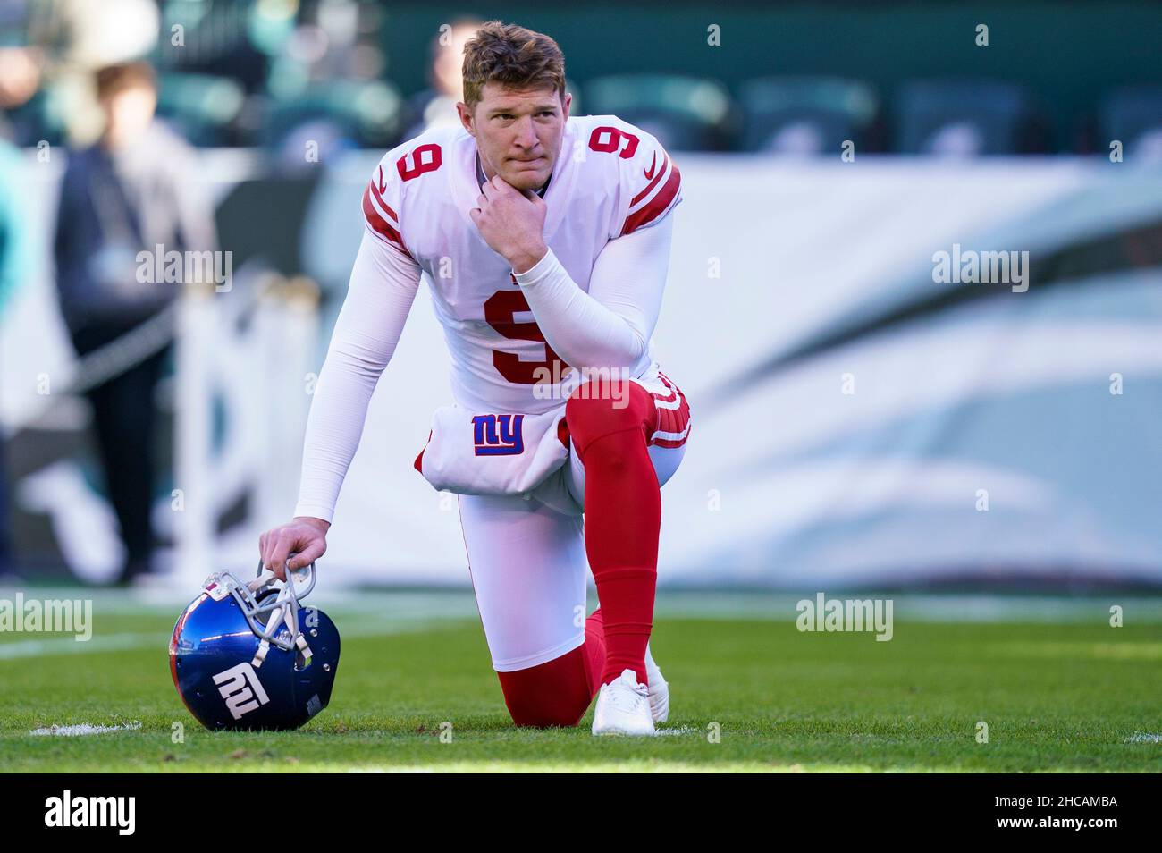 Philadelphie, Pennsylvanie, États-Unis.26th décembre 2021.Riley Dixon (9), un joueur de New York Giants, regarde pendant le match de la NFL entre les New York Giants et les Philadelphia Eagles à Lincoln Financial Field, à Philadelphie, en Pennsylvanie.Christopher Szagola/CSM/Alay Live News Banque D'Images