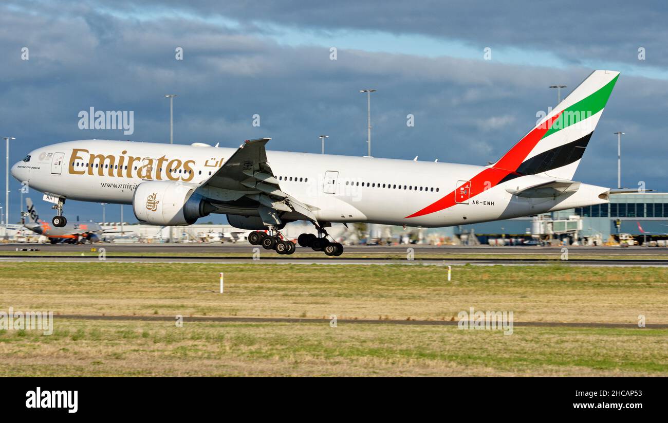 Emirates Boeing 777-200LR atterrissage à l'aéroport d'Adélaïde (YPAD). Banque D'Images