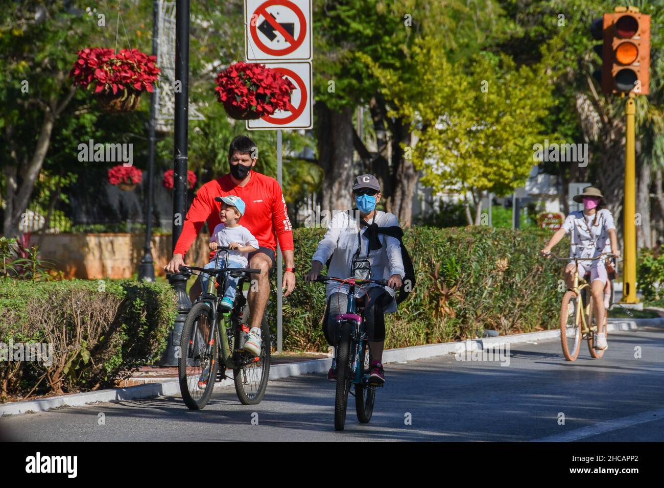 Les gens font du vélo un dimanche sur le Paseo de Montejo, Merida, Mexique Banque D'Images