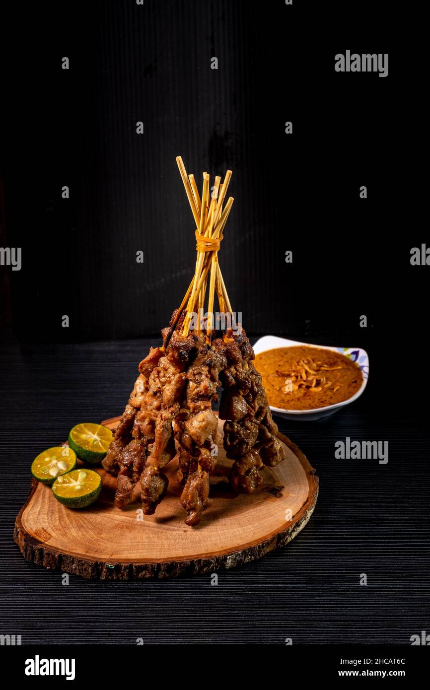 Satay, une viande typiquement indonésienne grillée peut être remplie de diverses viandes (boeuf, chèvre, généralement poulet), brochée avec un bâton de bambou, Banque D'Images