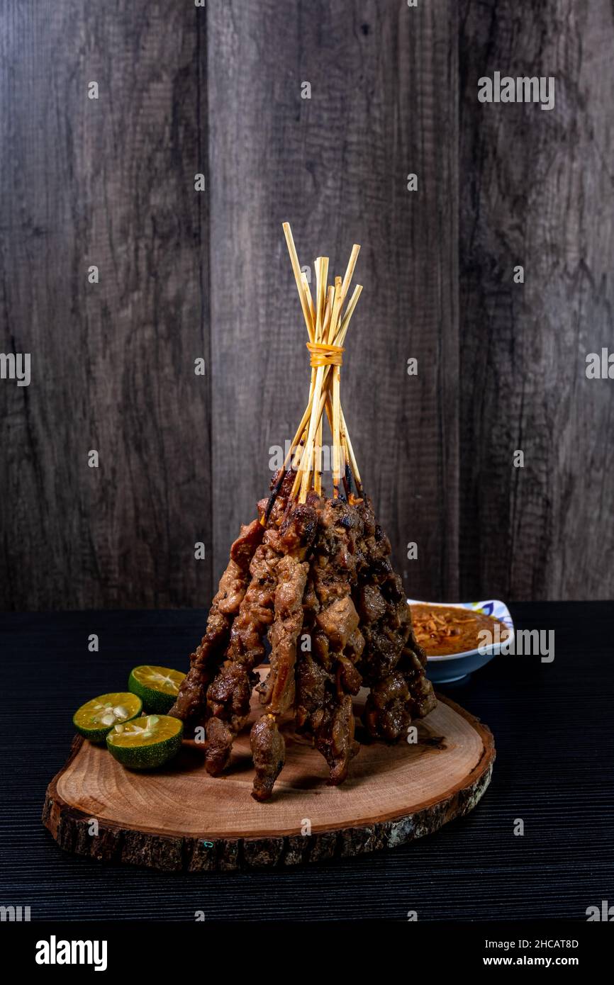 Satay, une viande typiquement indonésienne grillée peut être remplie de diverses viandes (boeuf, chèvre, généralement poulet), brochée avec un bâton de bambou, Banque D'Images