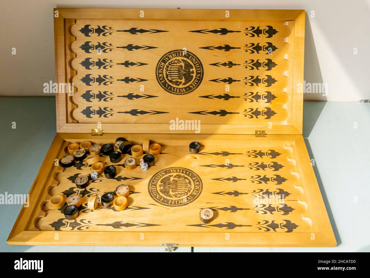 Jeu de société Backgammon ou Nardy, en bois, avec impression symbolique en dollars US Banque D'Images