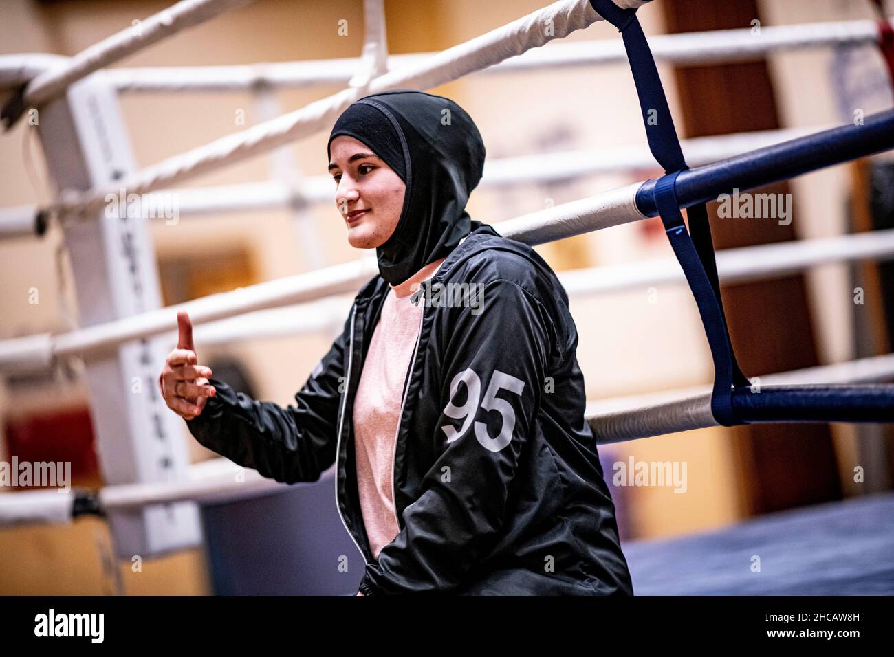 16 décembre 2021, Berlin: L'entraîneur de boxe Doha Taha Beydoun est assis sur la touche du ring de boxe.Elle n'a que 20 ans.Marié.Quatre mois de grossesse.Musulman et un entraîneur de boxe.Ses parents ont émigré du Liban vers l'Allemagne quand elle était bébé.Doha Taha Beydoun semble 'trange' à certains, dit-elle, parce que sa nationalité, sa religion et son sport ne correspondent pas.D'autres la voient comme un modèle, comme elle le dit elle-même."Je lutte contre tous les préjugés", se donne la jeune femme avec confiance.(À dpa 'Mussim, femme, entraîneur de boxe - 'Je lutte contre tous les préjugés') photo: Fabian Sommer/dpa Banque D'Images
