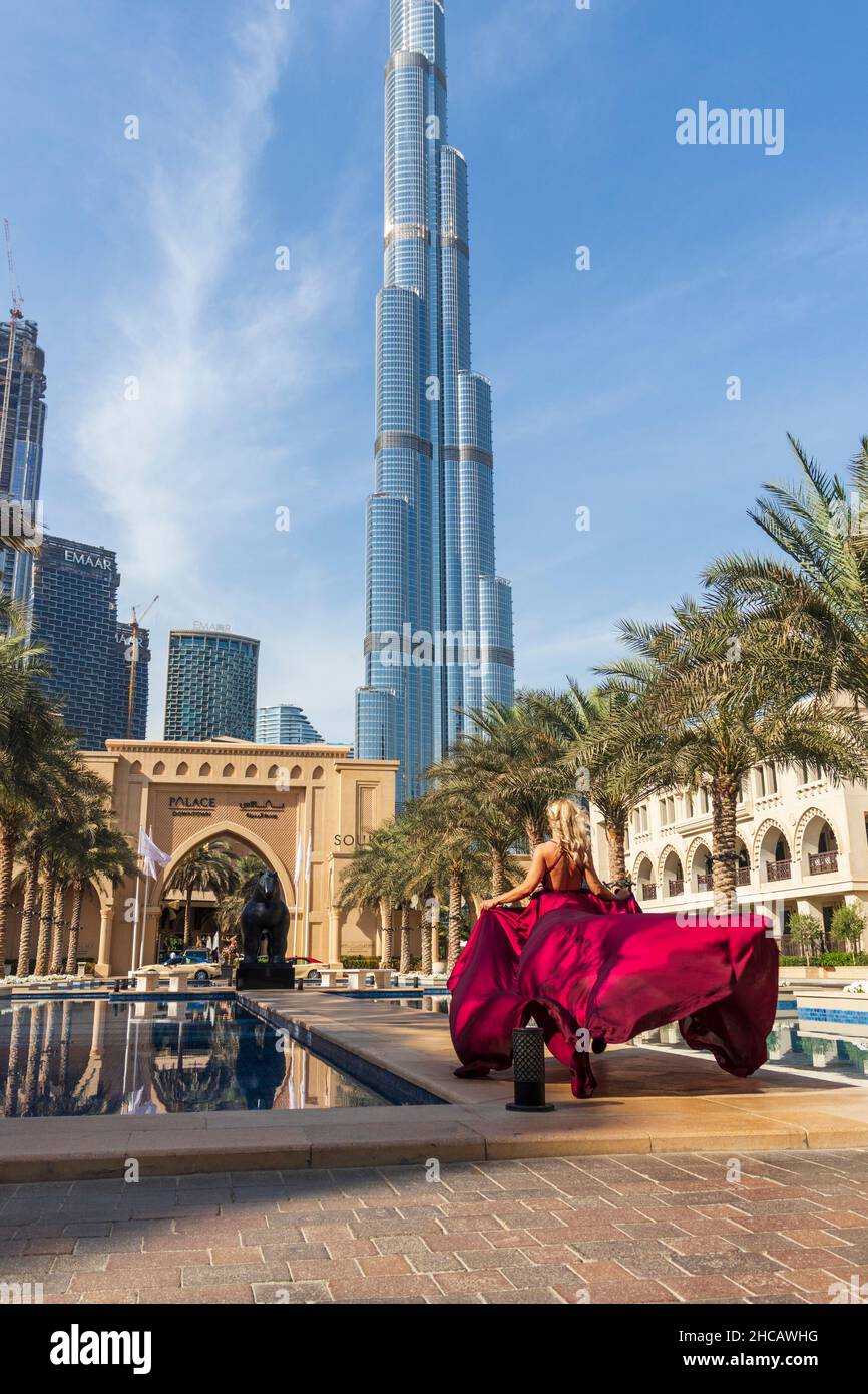 Dubaï, Émirats Arabes Unis - 12.15.2021 - modèle posant dans le centre-ville pendant la séance photo Banque D'Images