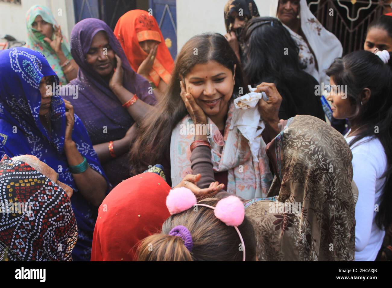 Prayagraj, Inde.25th avril 2020.La dirigeante de l'aile féminine du Parti Samajwadi Nidhi Yadav fête son anniversaire avec des villageois du district de Prayagraj, Uttar Pradesh, Inde.Ces jours-ci, Nidhi a fait part de la nouvelle image du Parti Samajwadi qui représente l'énorme soutien des filles et Nidhi est devenu le nouvel espoir pour les filles.Nidhi a organisé de grands rassemblements de vélo et de marche à pied à leur siège de circonscription Handia Prayagraj, Uttar Pradesh.(Credit image: © Shashi Sharma/Pacific Press via ZUMA Press Wire) Banque D'Images