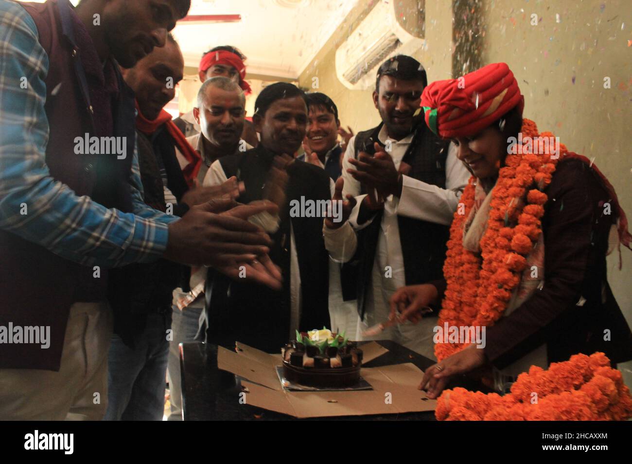 Prayagraj, Inde.25th avril 2020.La dirigeante de l'aile féminine du Parti Samajwadi Nidhi Yadav fête son anniversaire avec des villageois du district de Prayagraj, Uttar Pradesh, Inde.Ces jours-ci, Nidhi a fait part de la nouvelle image du Parti Samajwadi qui représente l'énorme soutien des filles et Nidhi est devenu le nouvel espoir pour les filles.Nidhi a organisé de grands rassemblements de vélo et de marche à pied à leur siège de circonscription Handia Prayagraj, Uttar Pradesh.(Credit image: © Shashi Sharma/Pacific Press via ZUMA Press Wire) Banque D'Images