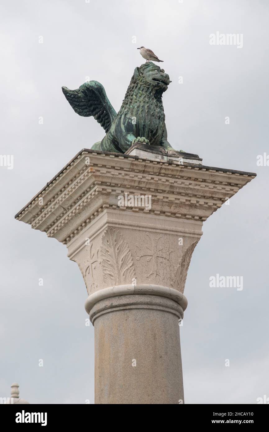 Célèbre colonne avec lion ailé au sommet de la place Saint-Marc à Venise, Italie Banque D'Images