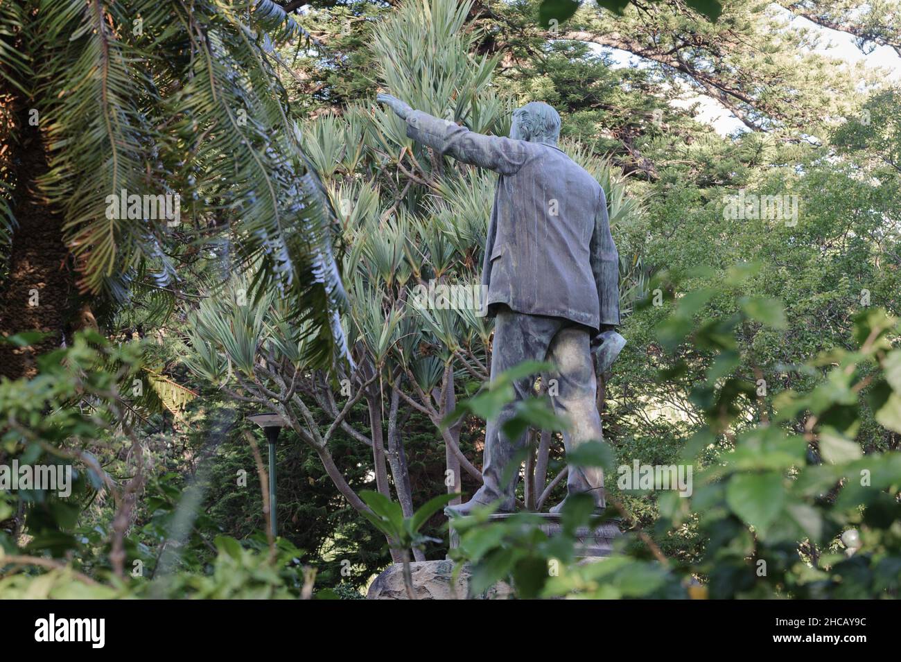 La statue du baron robber Cecil John Rhodes dans le jardin de la Compagnie du Cap reste en Afrique du Sud après l'apartheid, malgré ses controverses Banque D'Images