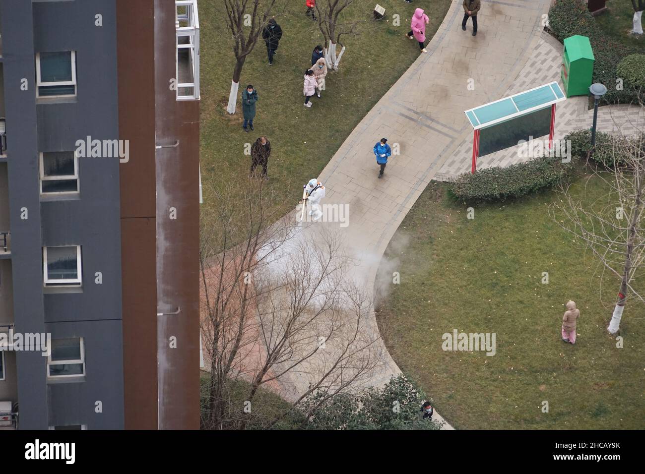 XI'AN, CHINE - 27 DÉCEMBRE 2021 - photo aérienne prise le 27 décembre 2021 montre un travailleur effectuant une désinfection complète dans une communauté fermée à Xi ' Banque D'Images