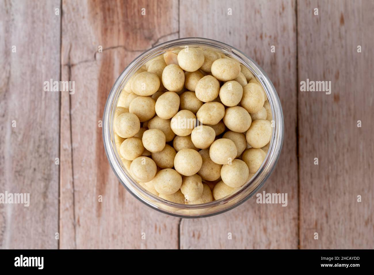 Arachides pilus, arachides enveloppées de farine blanche salée, goût salé, en-cas typiques de la région indonésienne Banque D'Images