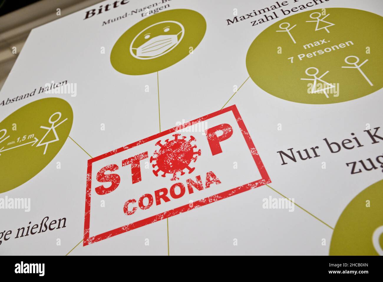 Munich, Allemagne.27th décembre 2021.Une affiche indiquant « Stop Corona » est suspendue dans la fenêtre d'un magasin.Credit: Peter Kneffel/dpa/Alay Live News Banque D'Images