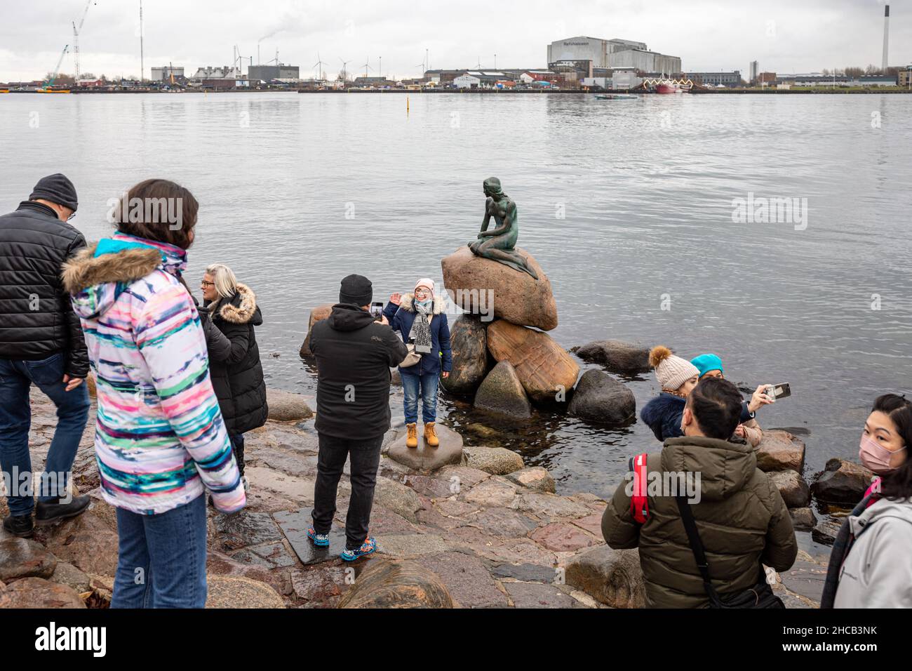 Les touristes ont pris des photos de la petite Sirène ou de la sculpture Den Lille Havfrue à Copenhague, au Danemark Banque D'Images