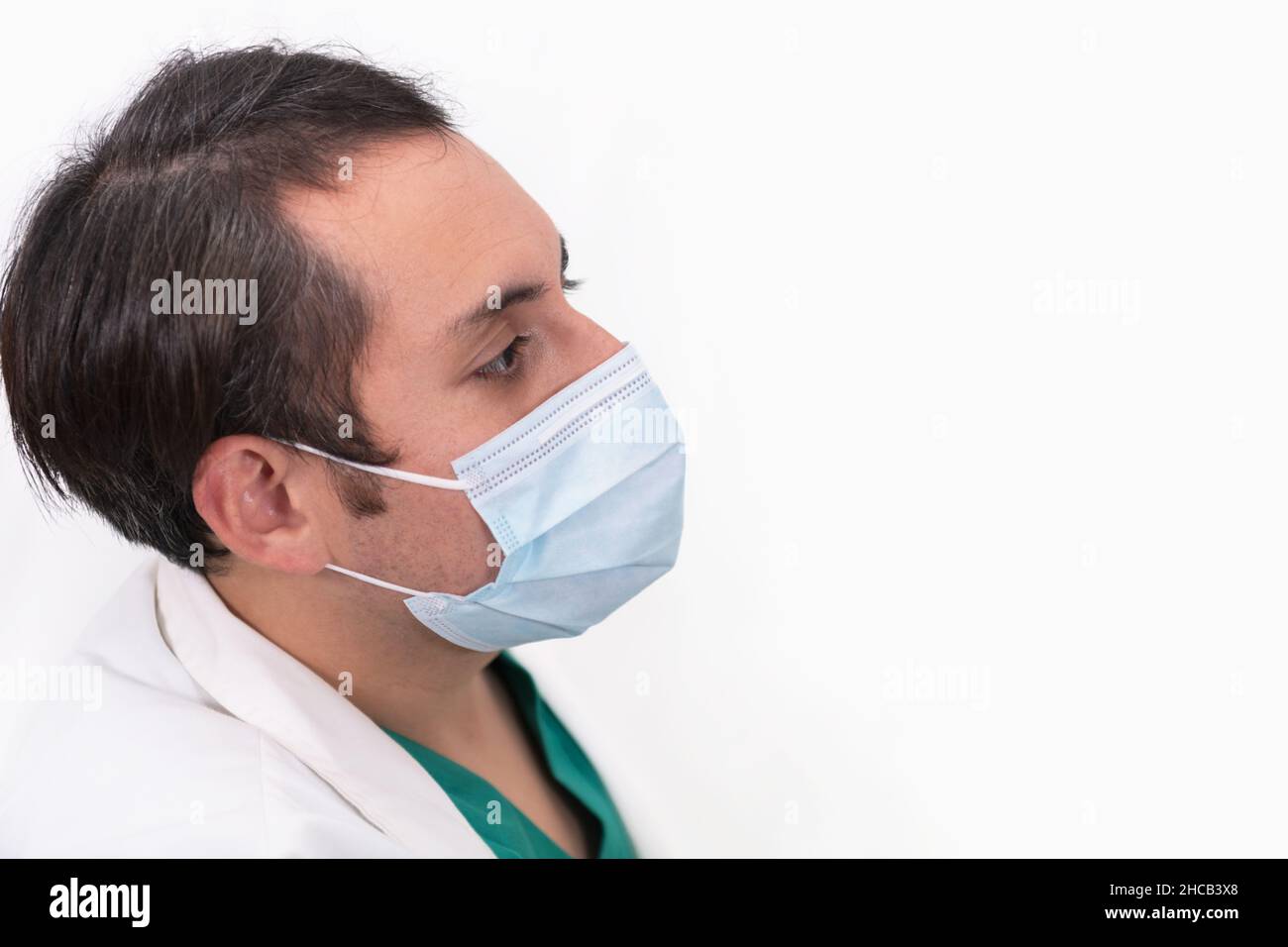 Un médecin portant un masque sur un fond clair Banque D'Images