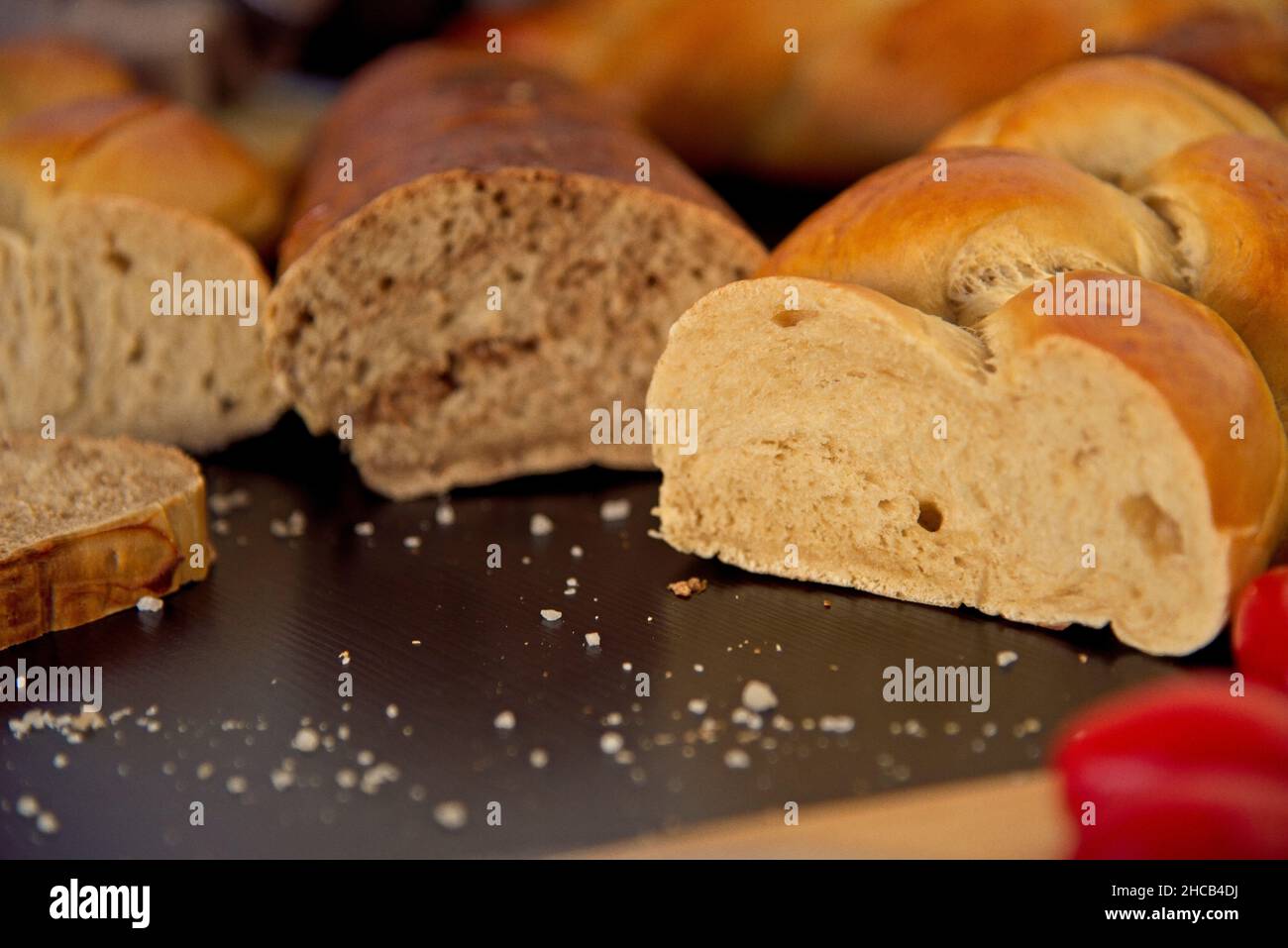 Pain en forme de tresse.Doux Challah.Tranche de pain à la banane pour le petit déjeuner, vue latérale.Tomates cerises .Photo de haute qualité Banque D'Images