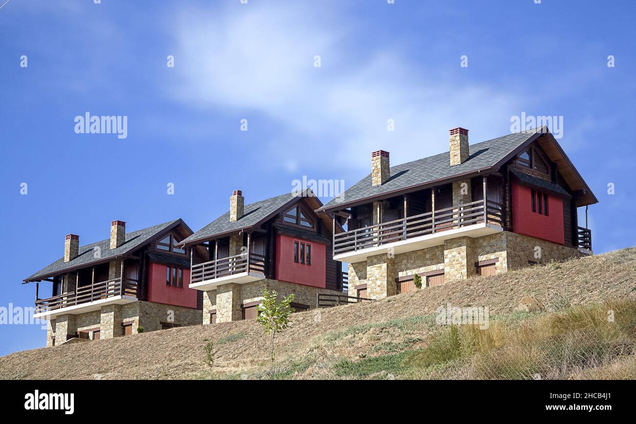 Trois maisons de vacances en pierres côte à côte au sommet d'une colline Banque D'Images