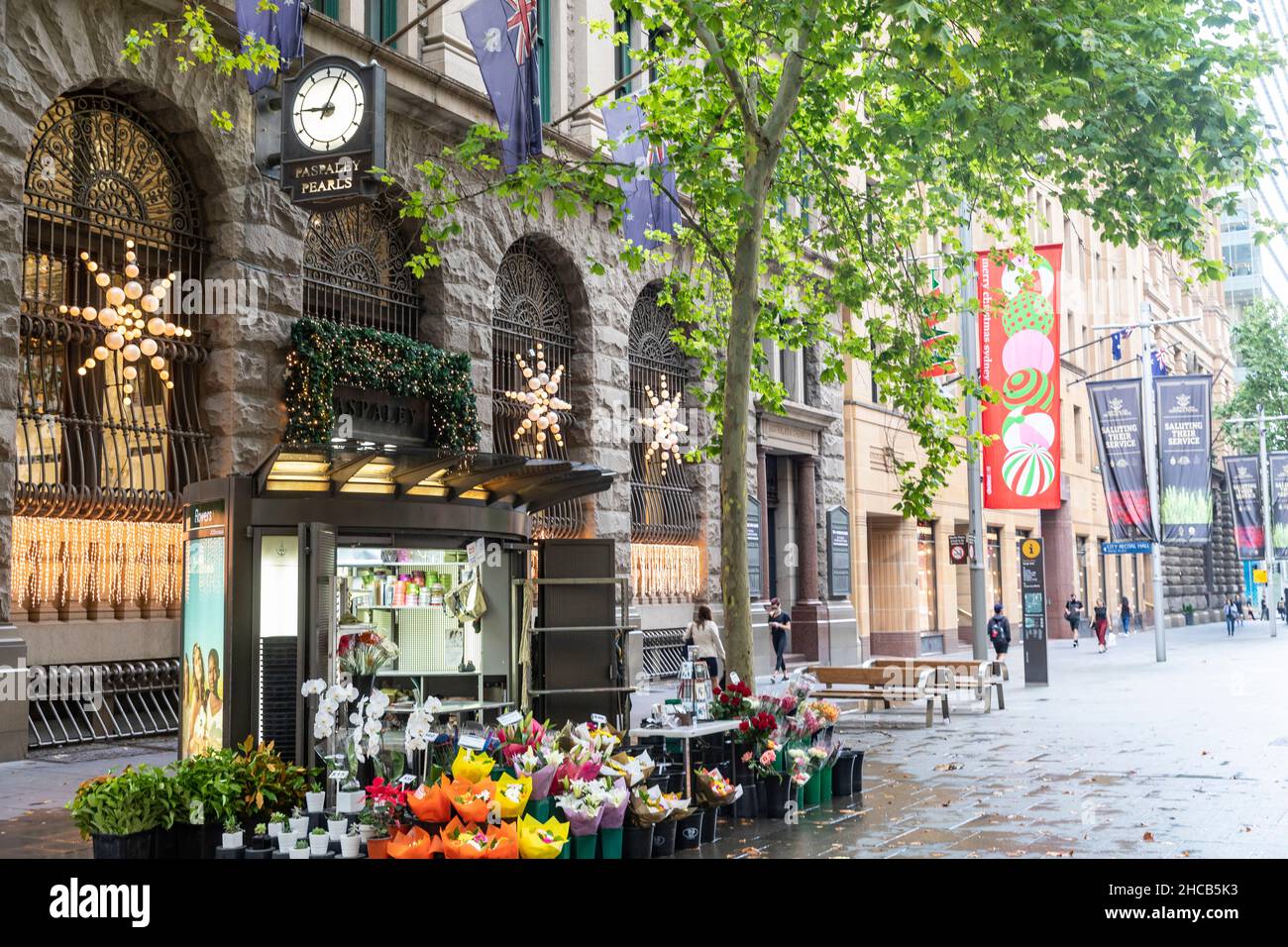 Décorations de Noël à Martin place Sydney en décembre 2021, les gens restent à la maison en raison des cas d'omicron covid qui ont augmenté en Nouvelle-Galles du Sud Banque D'Images