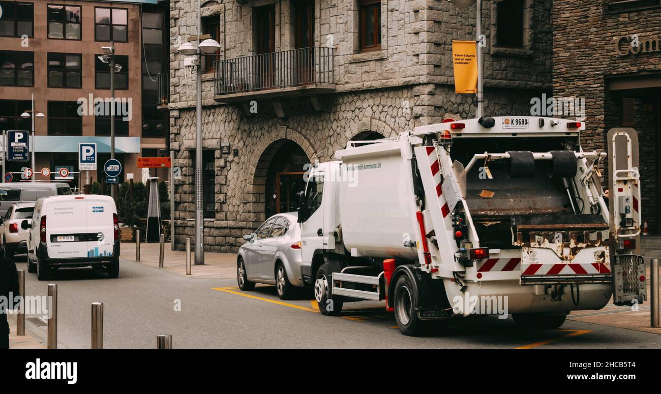 Andorre-la-Vieille, Andorre - 15 mai 2018 : le truc automatisé des ordures Banque D'Images