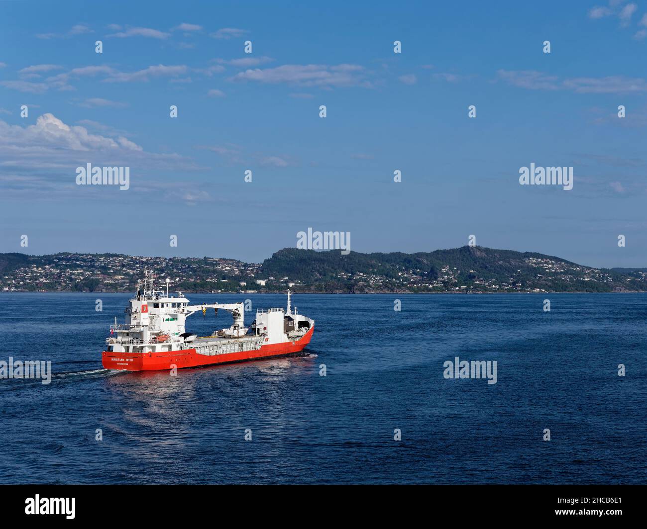 Le Kristian with, un navire de fret général à Bergen Fjord se dirigeant vers la mer du Nord dans une eau calme avec des courants de surface visibles. Banque D'Images
